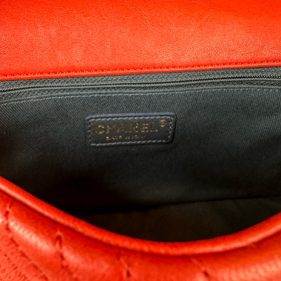 Chanel red chevron wrinkled leather small rectangular medallion chain bag - Picture 14 of 15